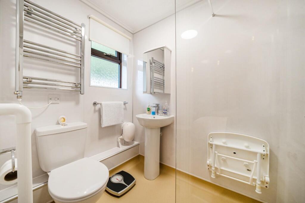 EN-SUITE SHOWER WET ROOM.jpg