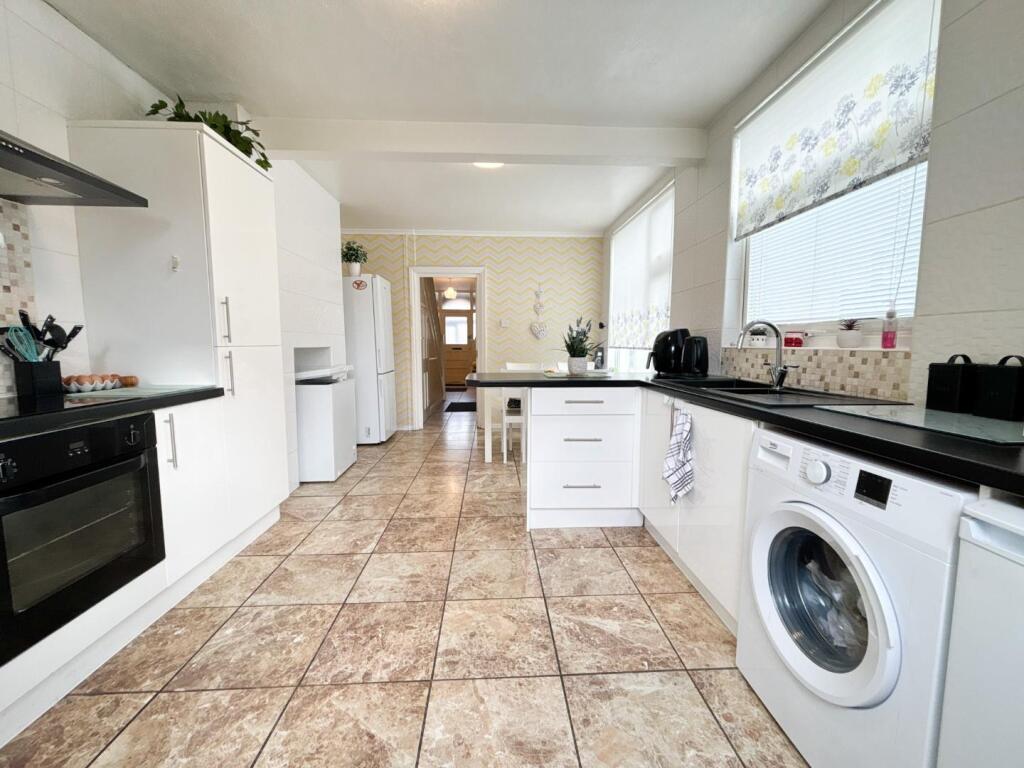 Kitchen/ Dining Room