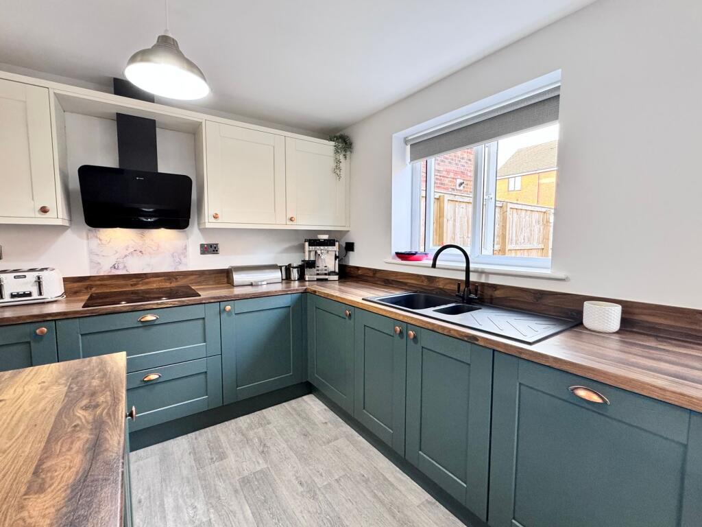 KITCHEN/LIVING DINING