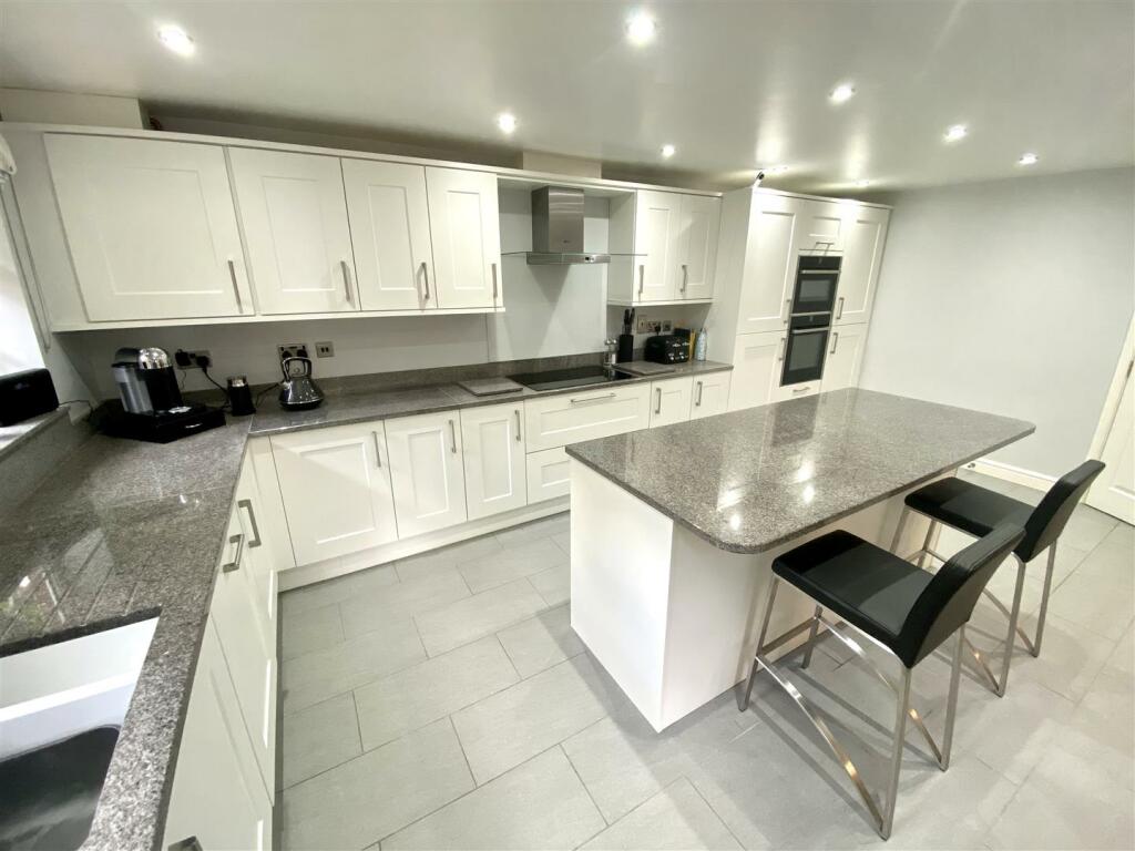 KITCHEN/DINING, FAMILY ROOM