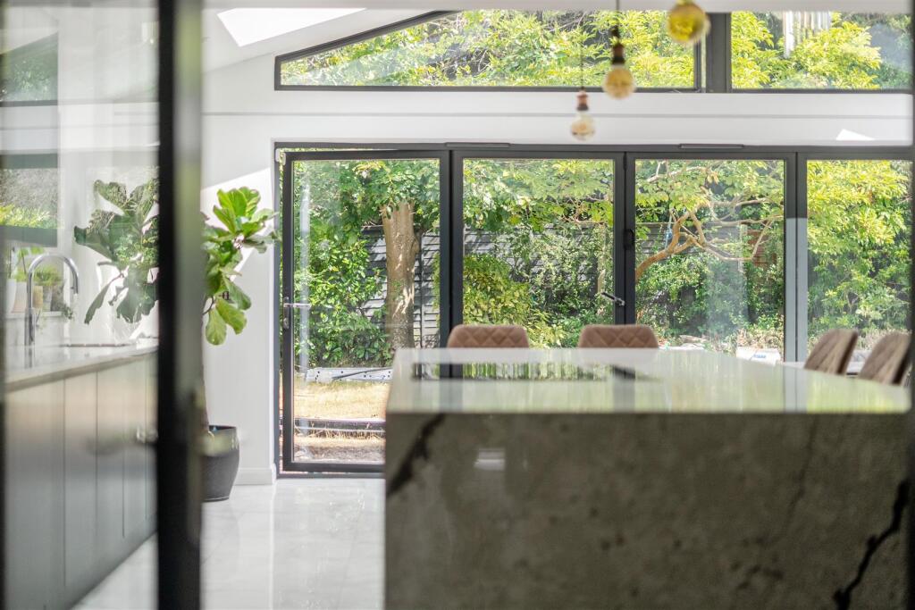 3 Croft Way kitchen 8.jpg