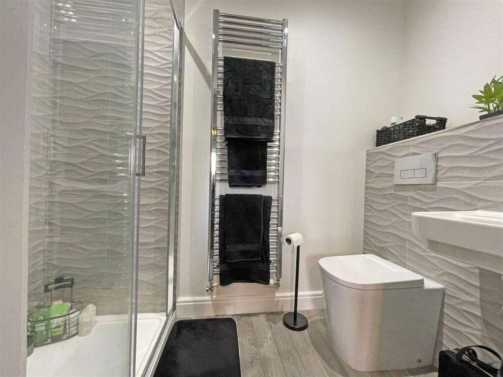 Lilford Gardens 20a - Ensuite.JPG