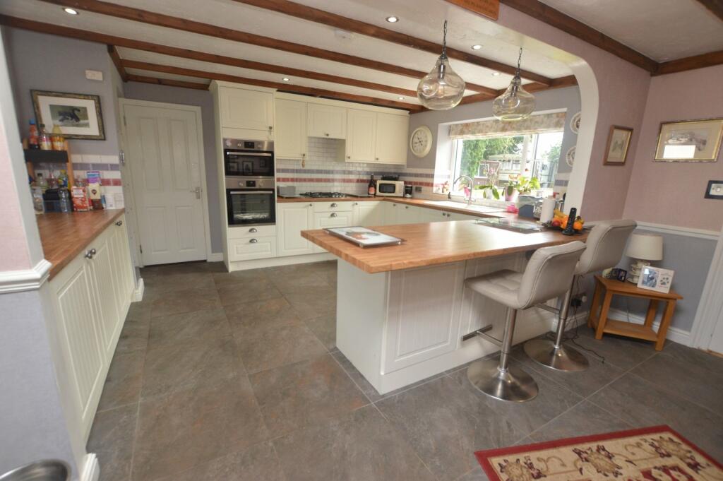 Kitchen/B'fast Room