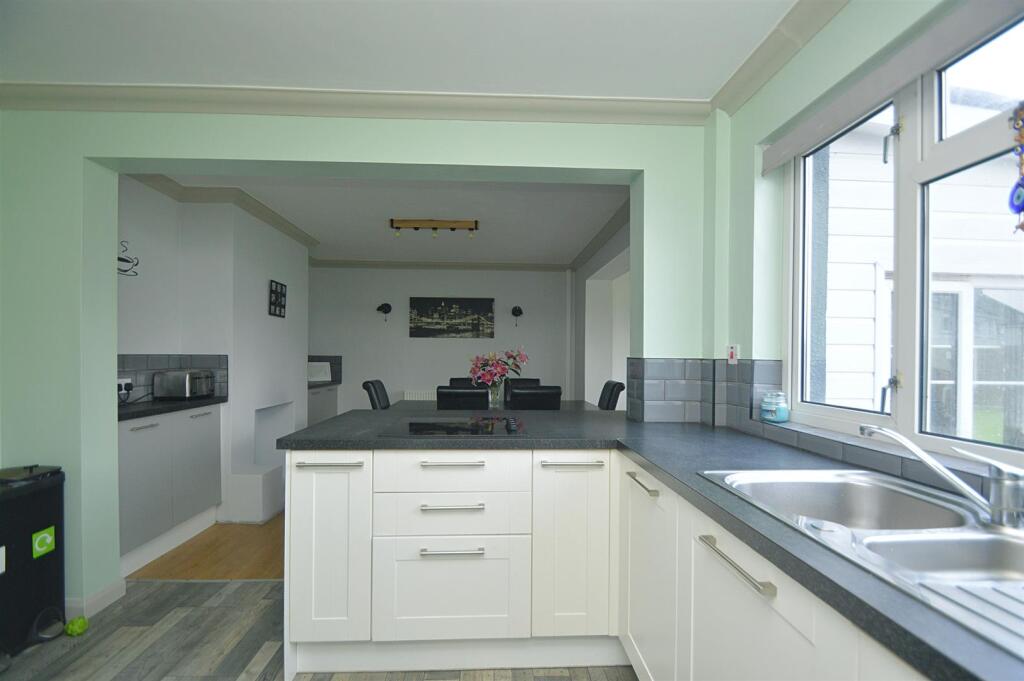 Kitchen2.jpg