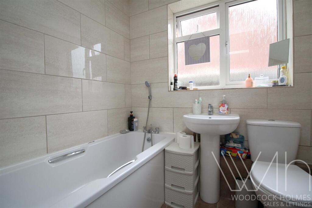 bathroom_1.JPG