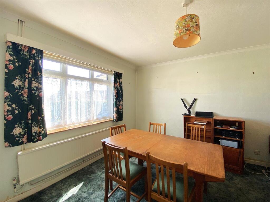 14 Millham Close - Diner.jpg