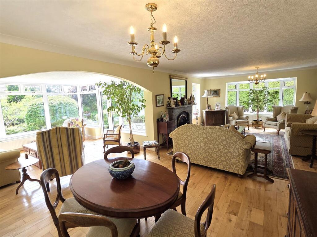 LOUNGE WITH DINING AREA