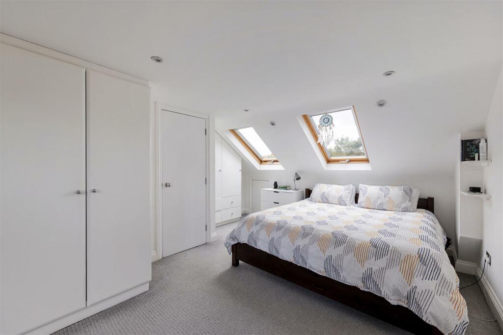 92 Cavendish Drive, E11