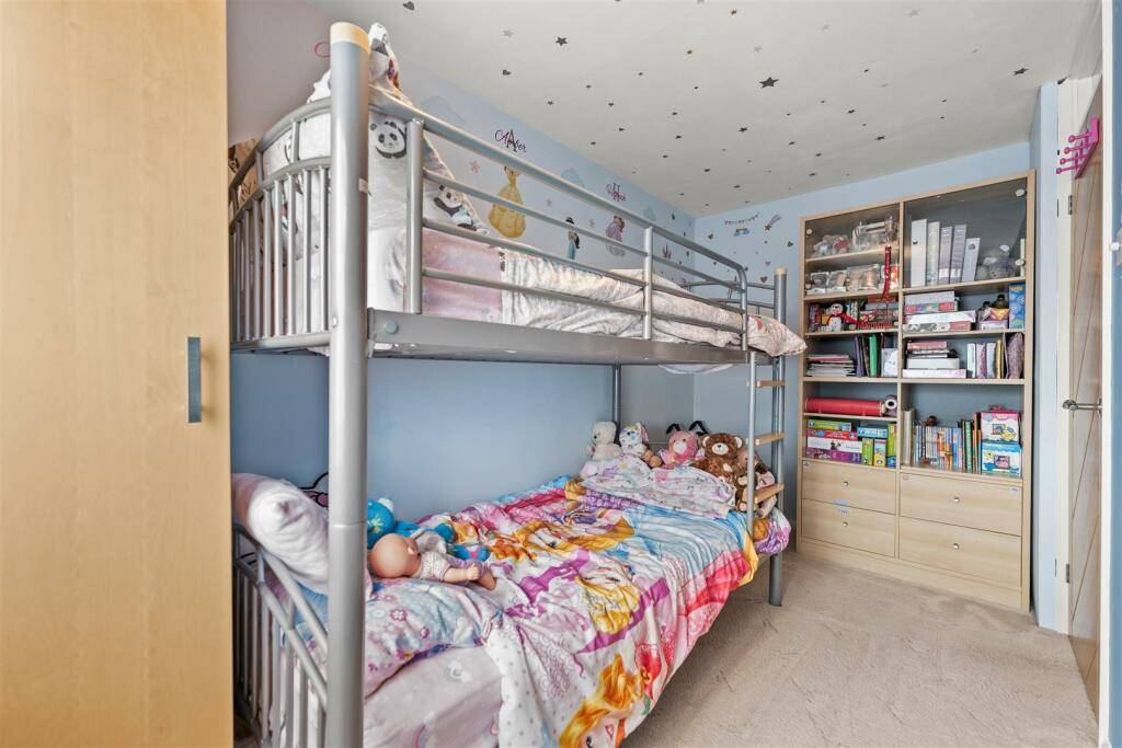 2 St James Close-24.jpg