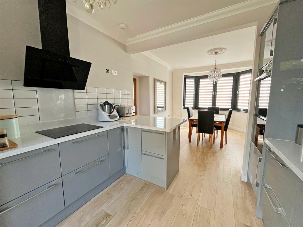 Kitchen/ Dining Room