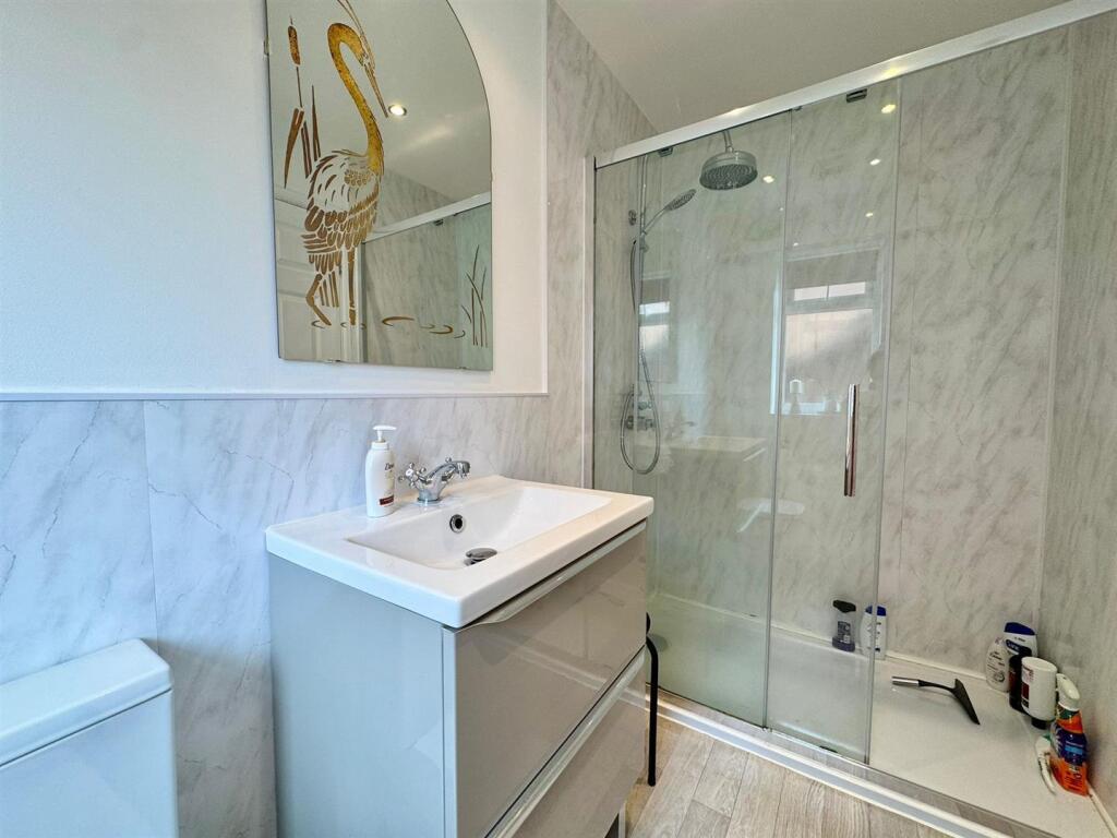 Master ensuite.jpg