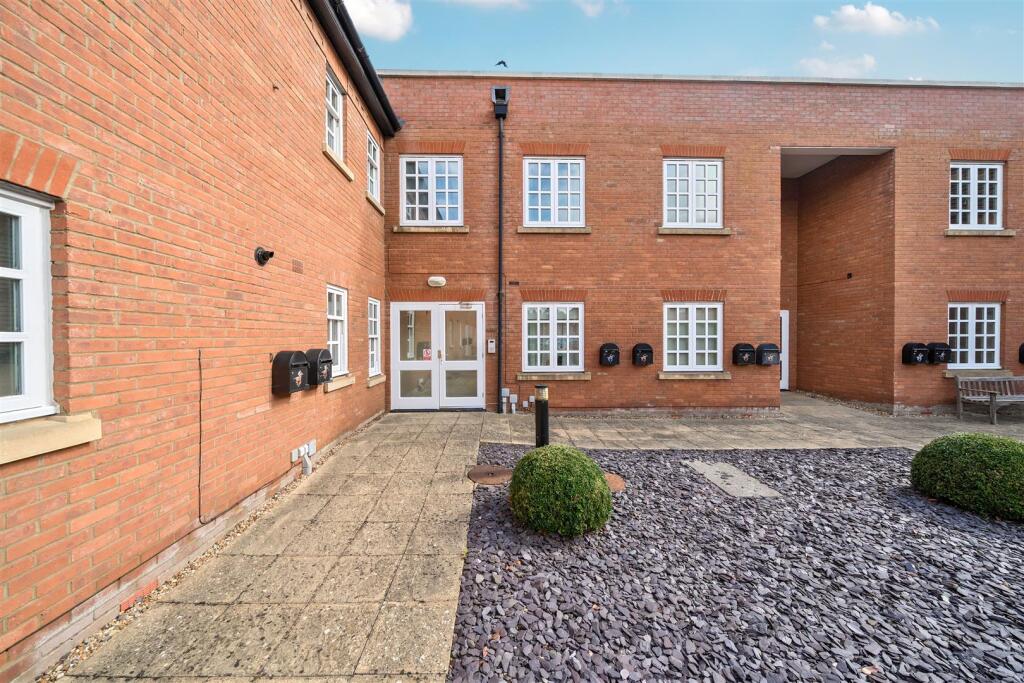 73 Reffield Close, Towcester (8).jpg