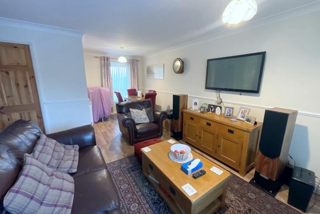 LIVING ROOM/DINING R