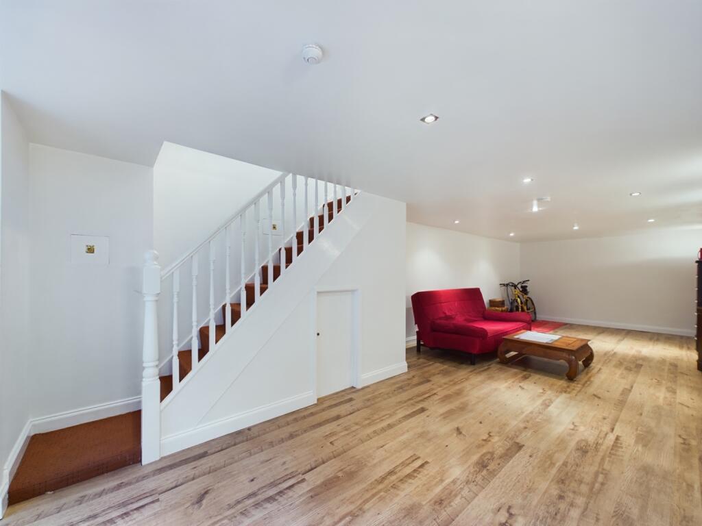 CAM02386G0-PR0085-STILL018