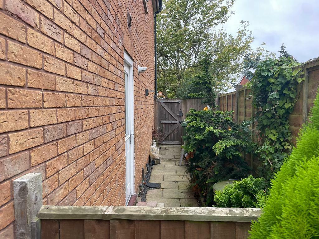 Side access to rear garden