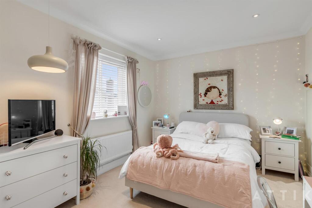 4 Golden Orfe Close Mulbarton NR14 8FH (10).jpg
