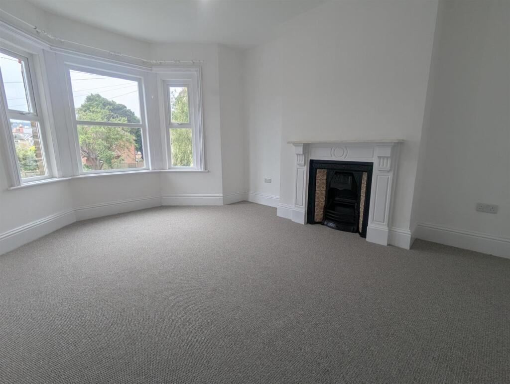 Bedroom 1.jpg