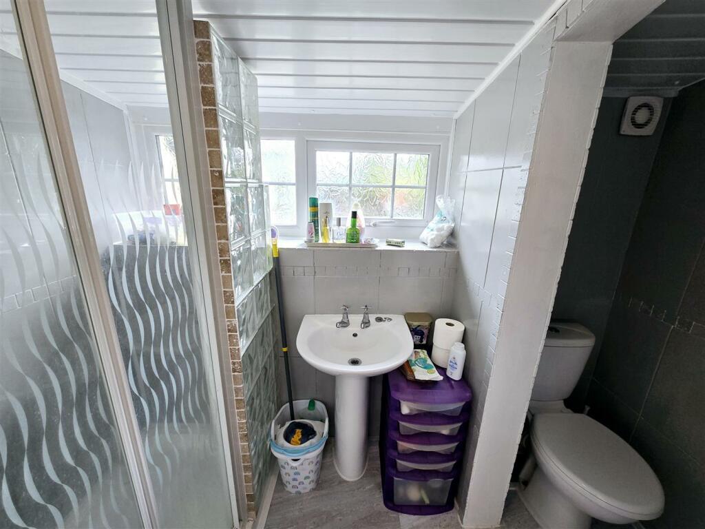 Downstairs En-suite