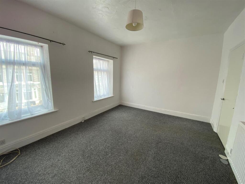 6 Newlands Street - living room.jpg