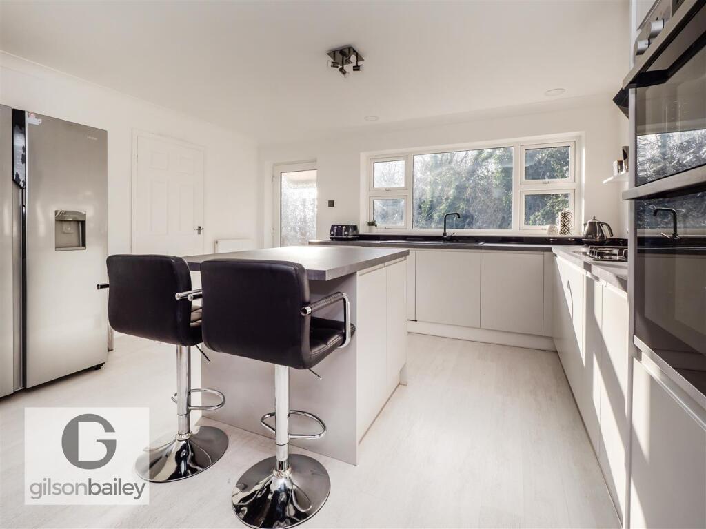 24AylesburyClose-27.jpg