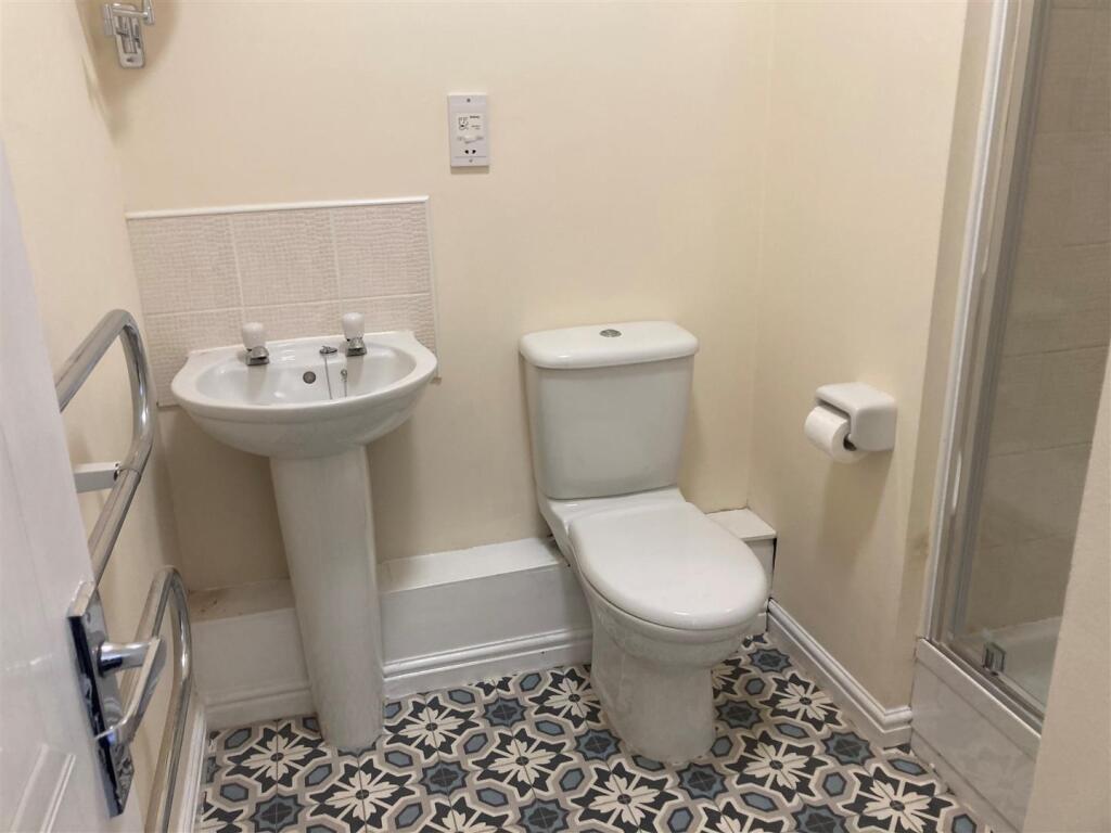 24 Ty Capstan - bathroom.jpg