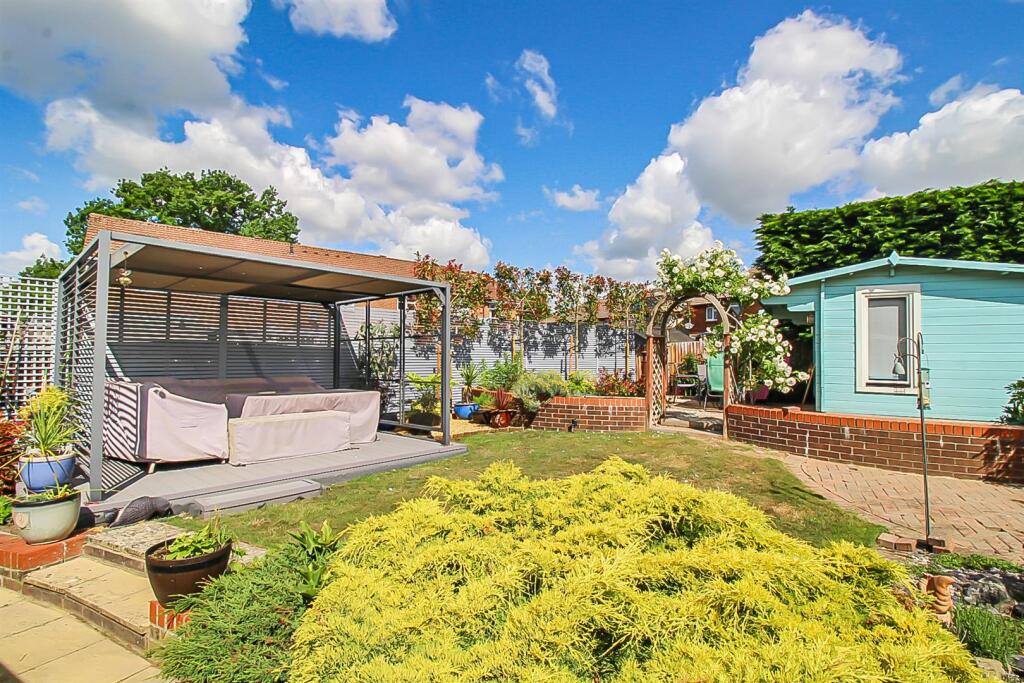 8 Topaz Grove, Waterlooville-Small-4.jpg