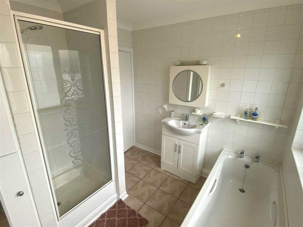 3 Attenborrow Court Bathroom