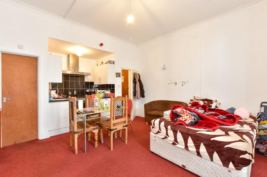 Lounge/ Bedroom/ Kitchen