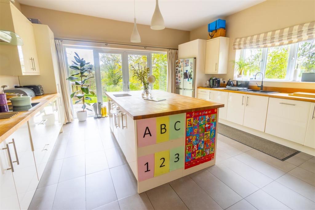 Kitchen 1.jpg