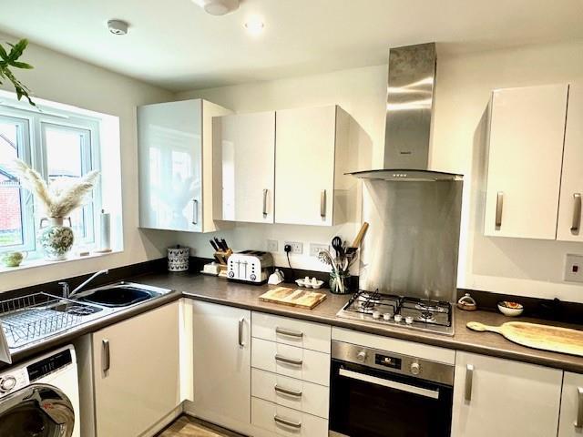 6 Jubilee Walk Kitchen.jpg
