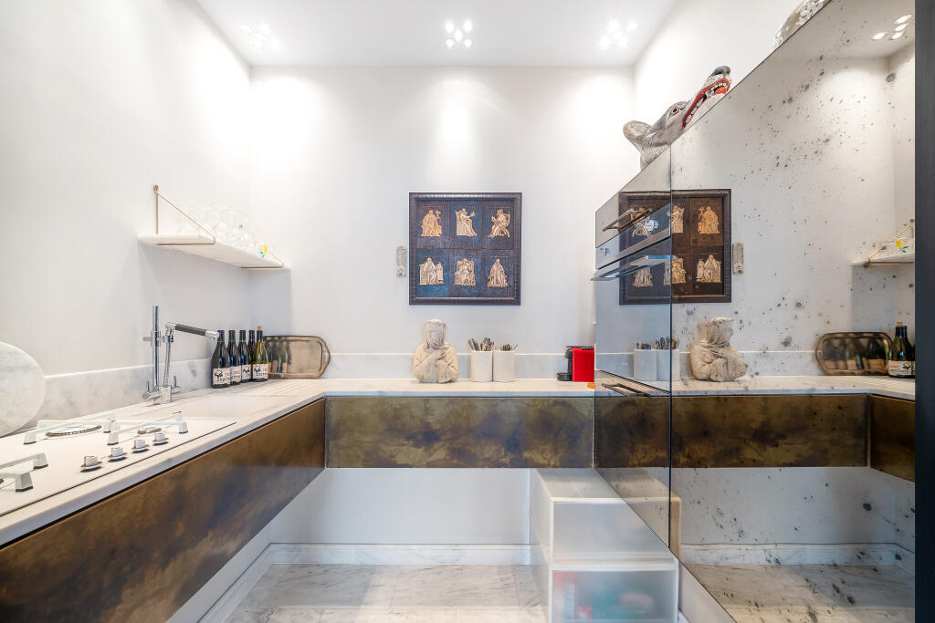 F ? 21 Queens Gate T