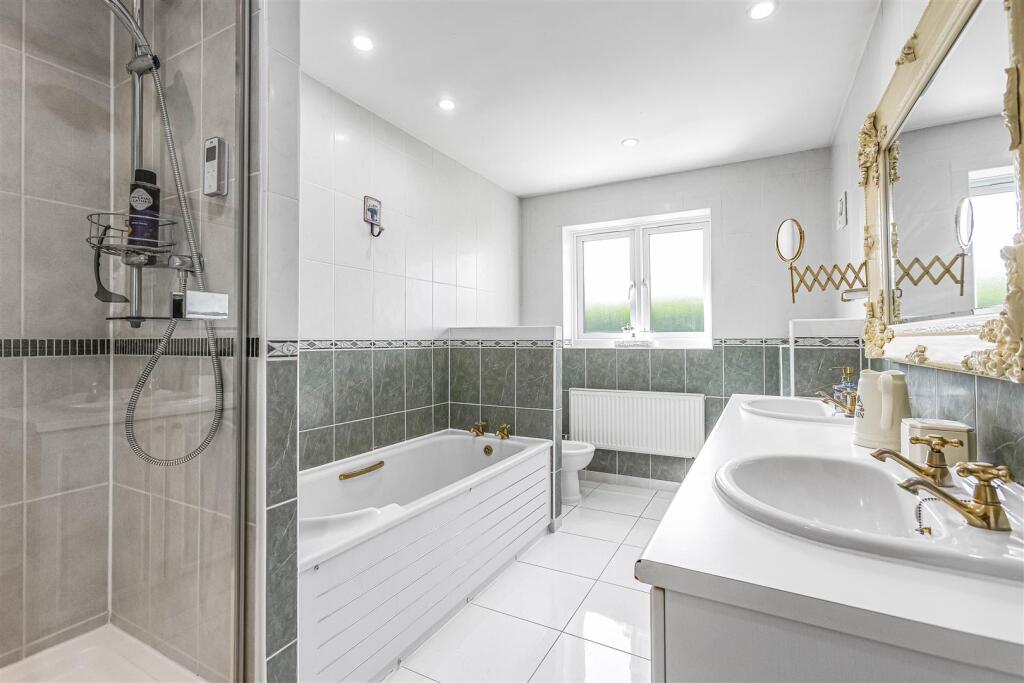 MASTER ENSUITE :