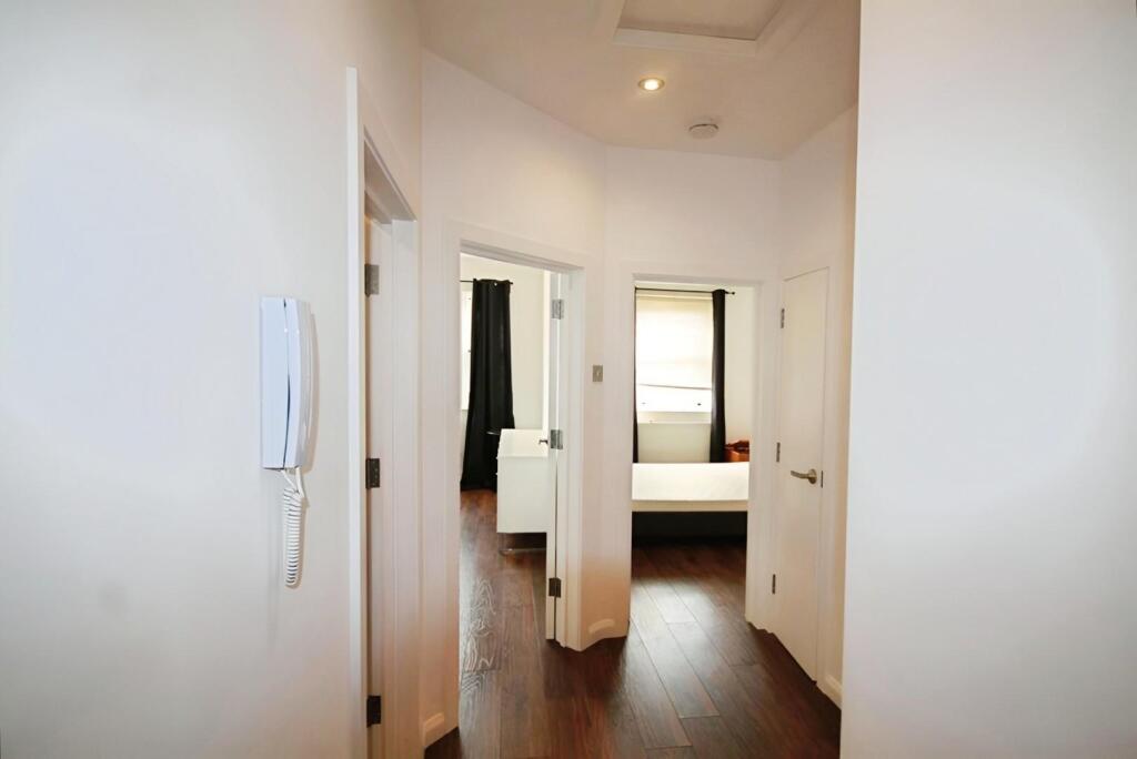 460836da-hallway.jpg