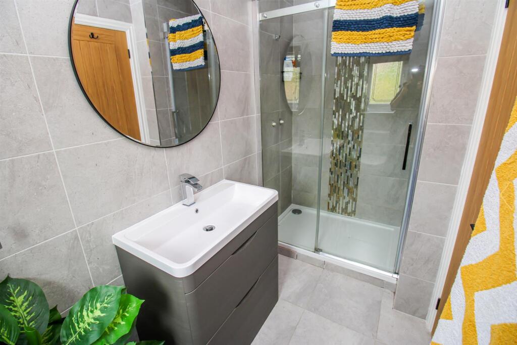 EN SUITE SHOWER ROOM/W.C.