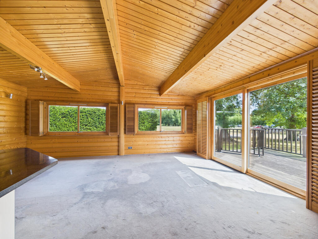 CAM01354G0-PR0557-STILL018