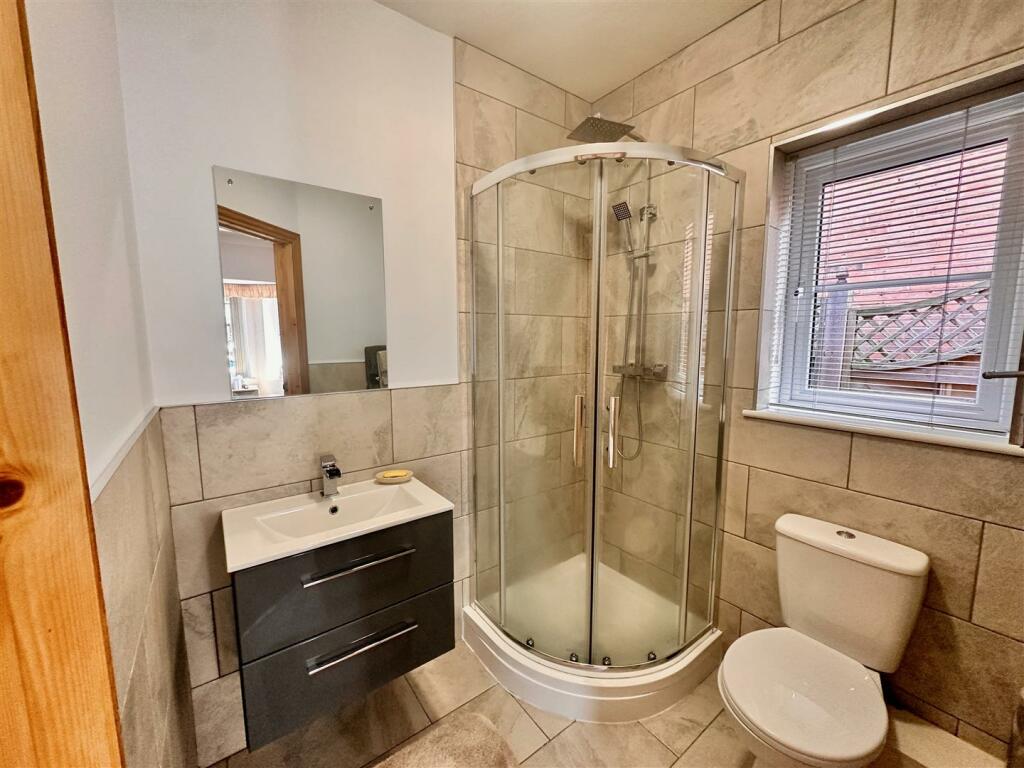 EN-SUITE SHOWER ROOM