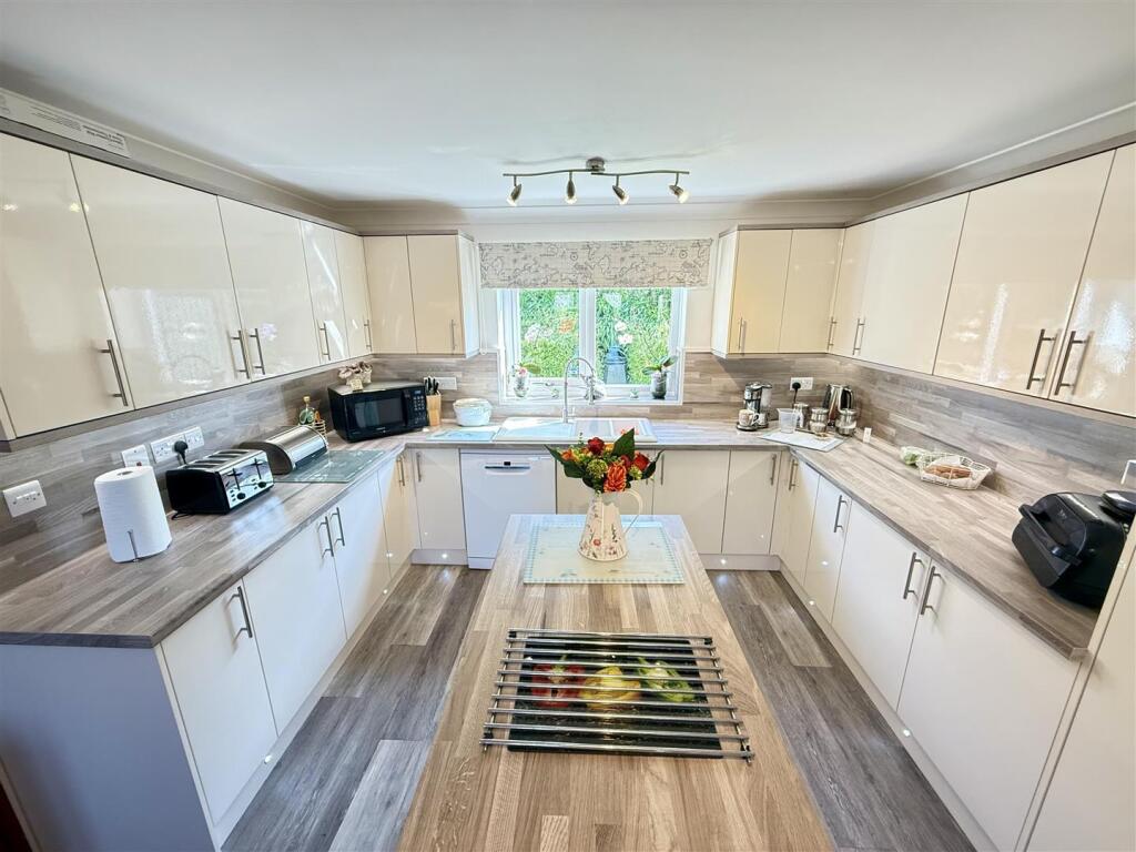 Kitchen/ Dining area