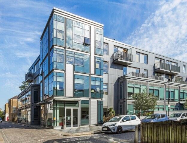 Three bedroom , Two bathroom flat to rent close t