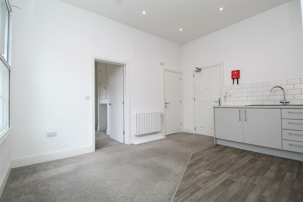 Lounge Kitchen 2.JPG