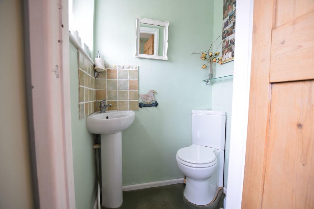 GROUND FLOOR CLOAKROOM