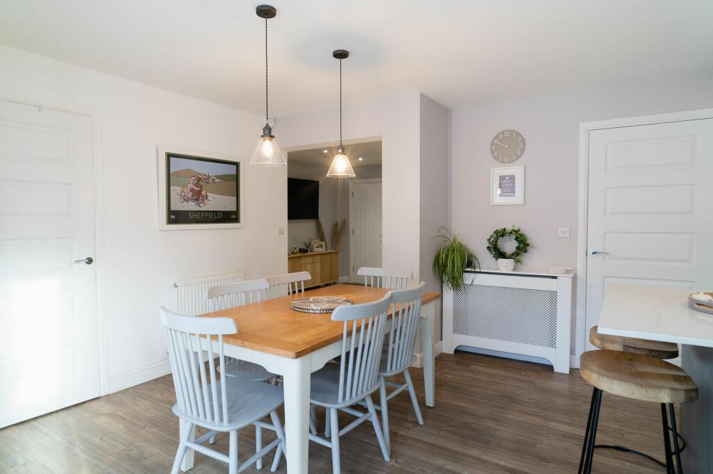 SITTING ROOM FITTED DINING KITCHEN
