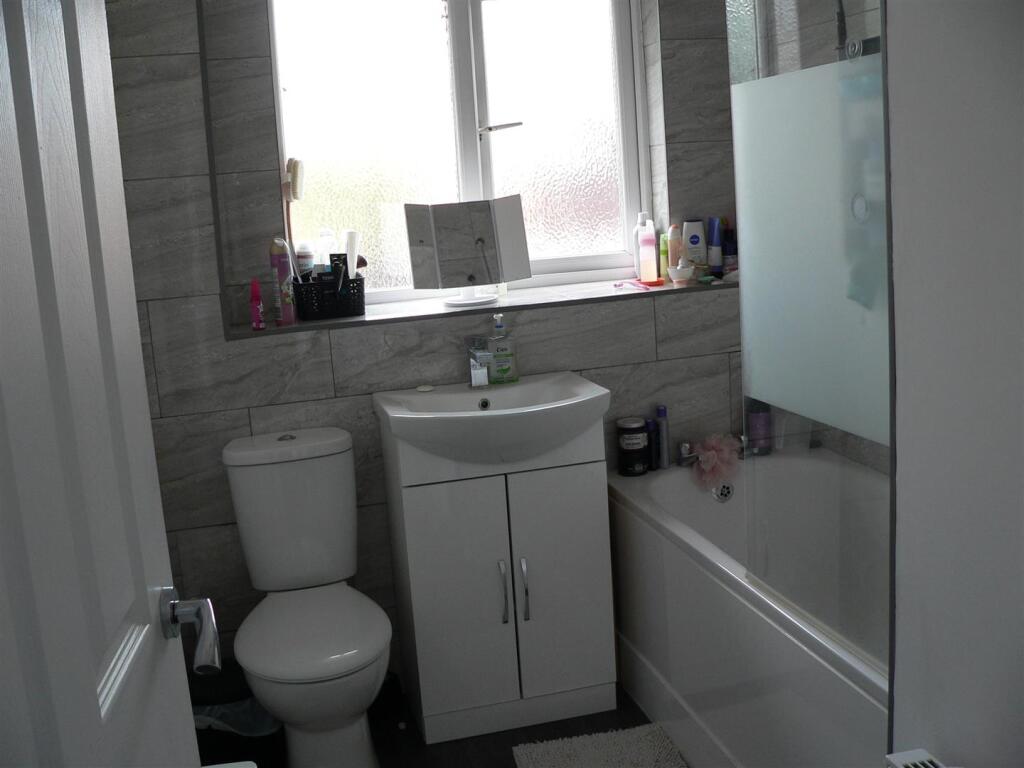 107 bathroom1.JPG