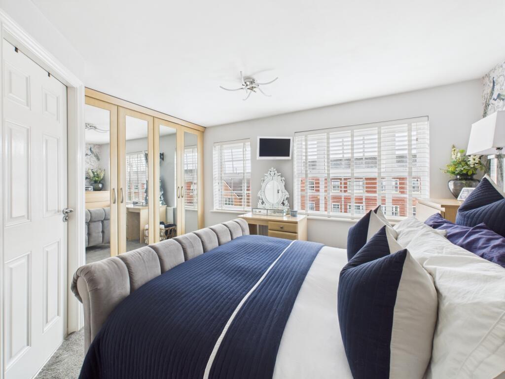 CAM03729G0-PR0079-STILL035