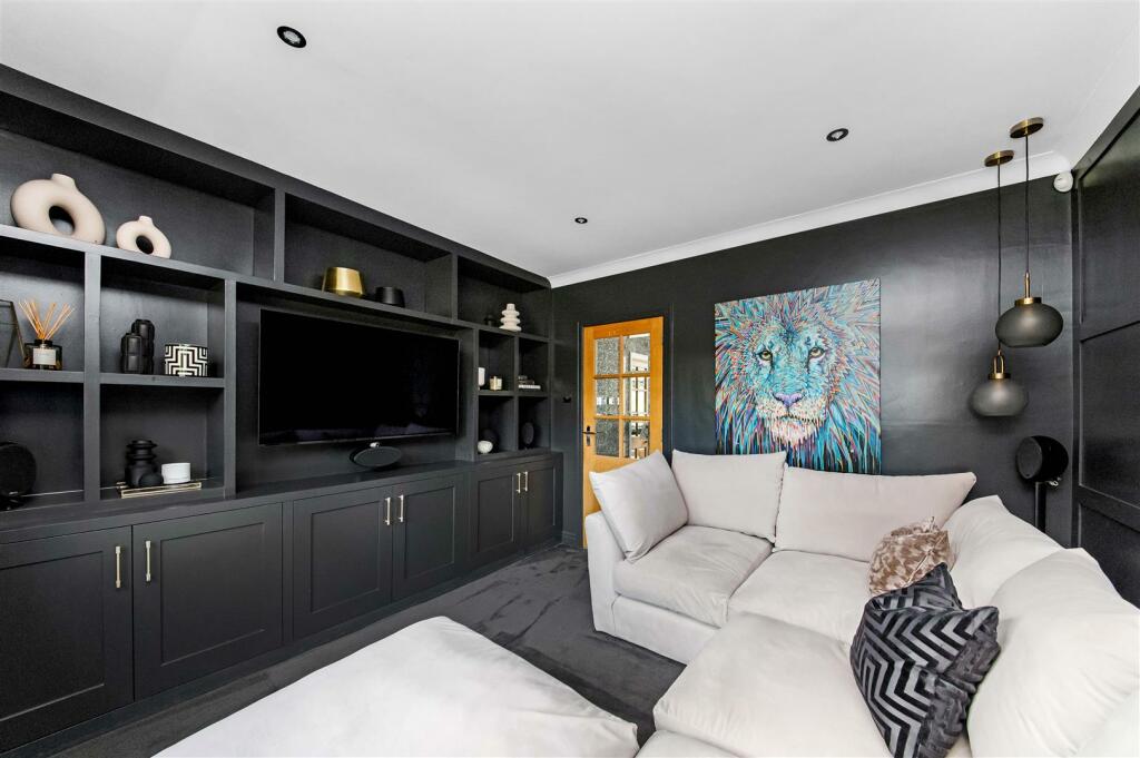 SECOND SITTING ROOM / FAMILY ROOM