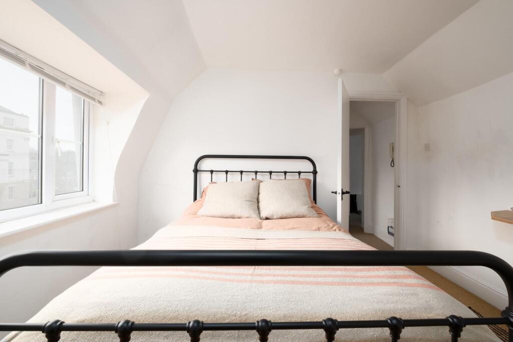 Flat 4, 5 Berkeley Crescent, BS8--4.jpg