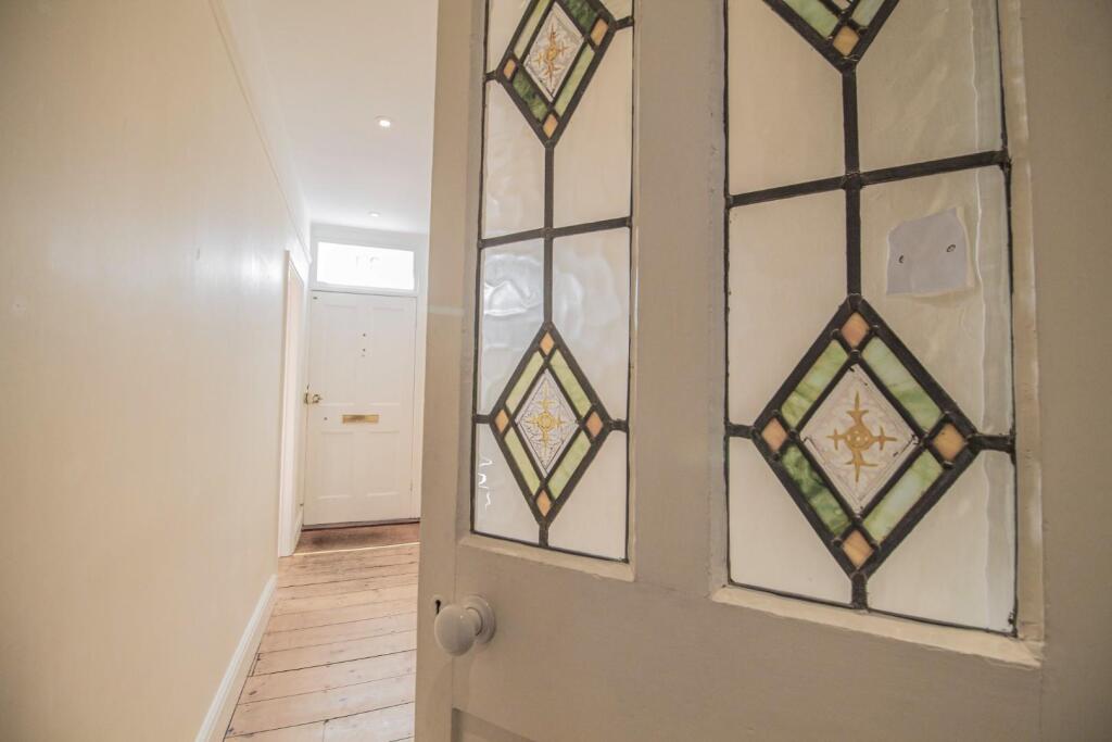 31 Well Street [Entrance Hall] 01.jpg