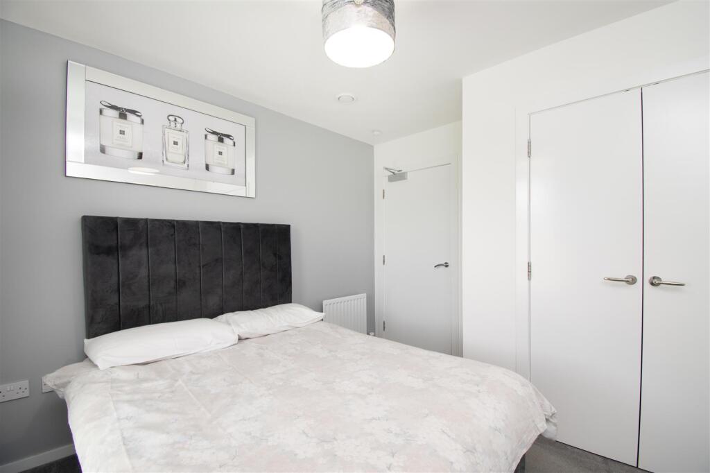 bedroom 1 (3).jpg