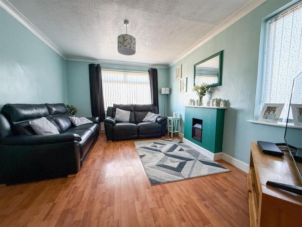 ALTERNATE VIEW OF LOUNGE