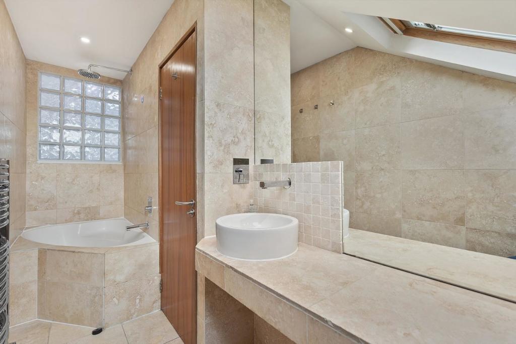 Bathroom (2).jpg