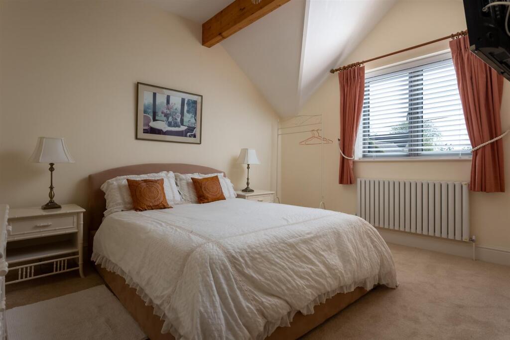 52 - The Bee Garden - GL7 5JF - Web.jpg